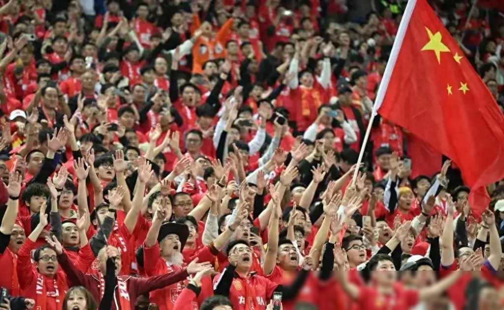 开云体育中国-关于现场球迷狂热助威势不可挡，团结力量令人震撼的信息