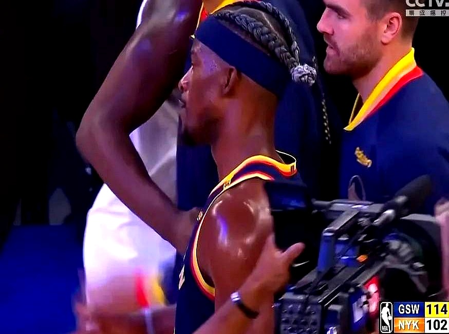 勇士主场惊险战胜尼克斯