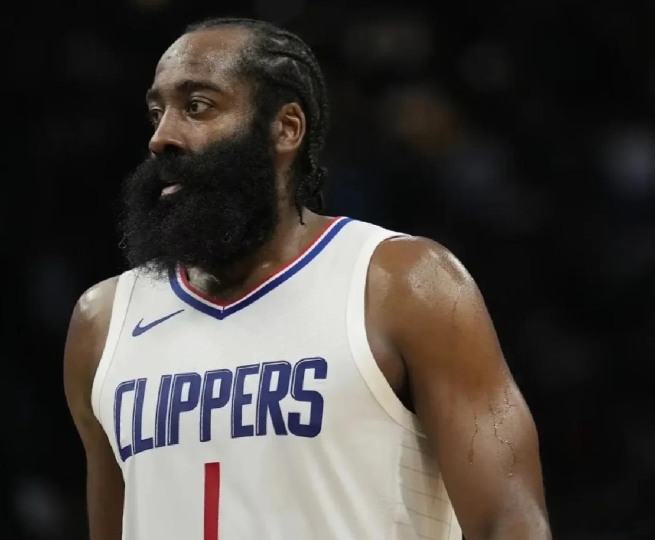 开云体育官网-快船再胜独行侠，保持胜利势头