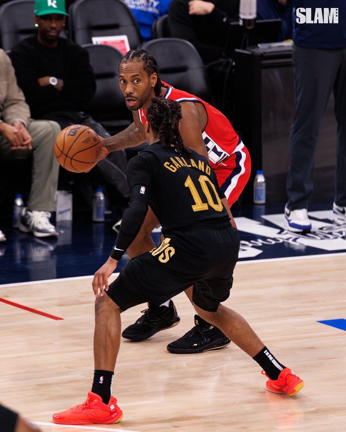 包含猛龙客场击败雷霆，伦纳德三分球稳定20+得分的词条