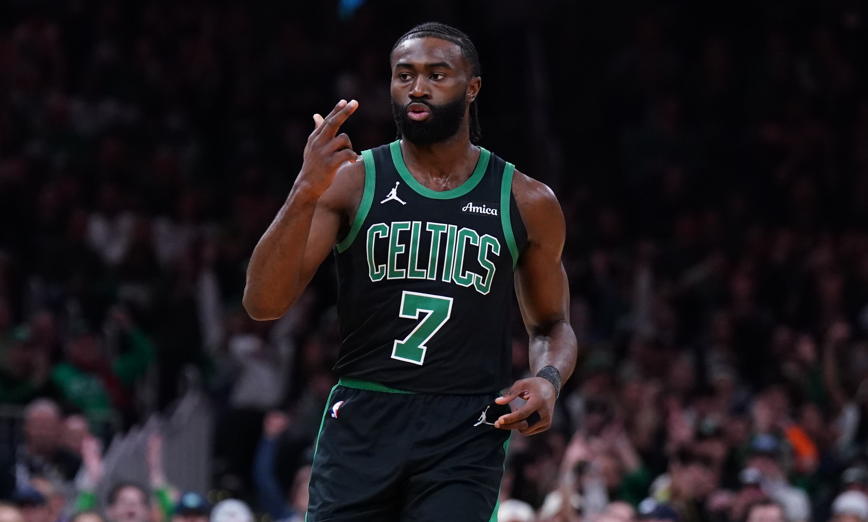 开云下载-凯尔特人绝地反击76人，米切尔打破历史纪录